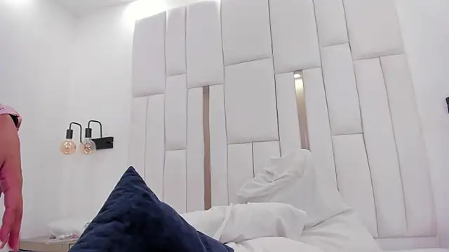 chloe zulay online show from March 2026 02:11:01 AM