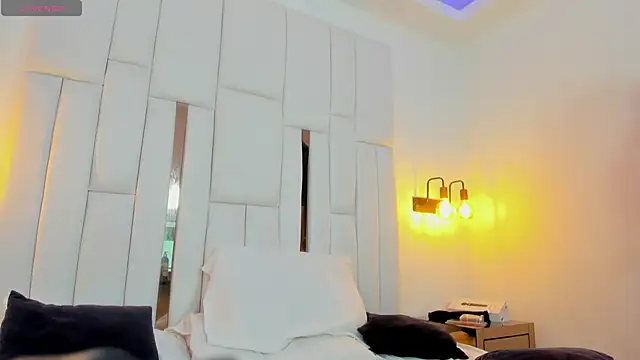 chloe zulay online show from November 2025 05:07:01 AM