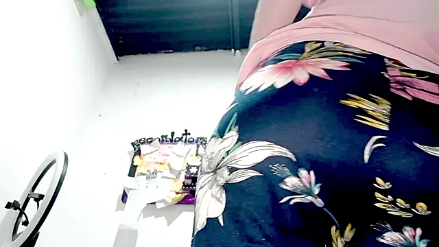 PetiteIvoryQueen19 online show from October 2025 03:20:01 AM