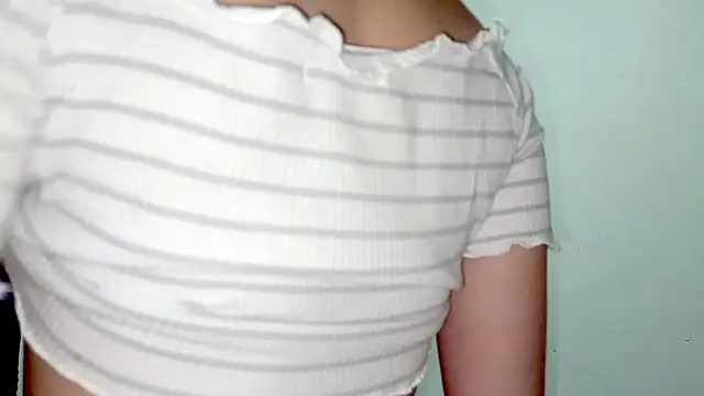 Snapshot of PetiteIvoryQueen19 chatting on June 2026 05:12:01 AM PetiteIvoryQueen19 online show from June 2026 05:12:01 AM
