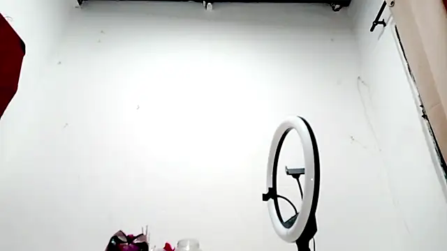 PetiteIvoryQueen19 online show from October 2025 09:54:02 AM