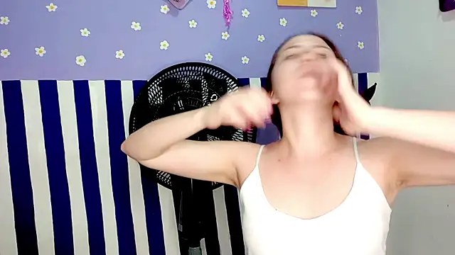 Snapshot of PetiteIvoryQueen19 chatting on June 2026 04:39:02 AM PetiteIvoryQueen19 online show from June 2026 04:39:02 AM