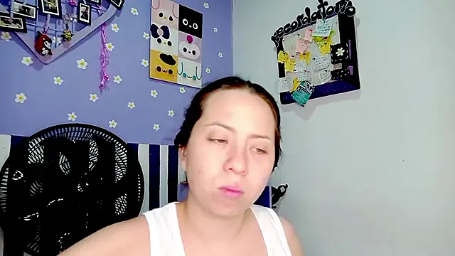 Snapshot of PetiteIvoryQueen19 chatting on June 2026 05:23:02 AM PetiteIvoryQueen19 online show from June 2026 05:23:02 AM
