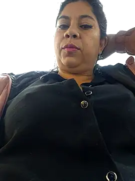 Snapshot of Laura-Hernandez chatting on February 2026 03:40:02 PM Laura-Hernandez online show from February 2026 03:40:02 PM