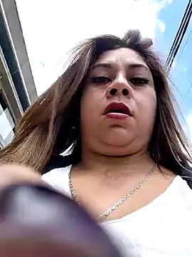 Snapshot of Laura-Hernandez chatting on November 2025 04:21:01 PM Laura-Hernandez online show from November 2025 04:21:01 PM