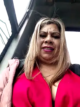 Snapshot of Laura-Hernandez chatting on November 2025 03:12:02 PM Laura-Hernandez online show from November 2025 03:12:02 PM