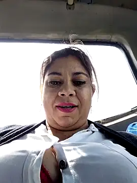 Snapshot of Laura-Hernandez chatting on December 2025 03:03:01 PM Laura-Hernandez online show from December 2025 03:03:01 PM