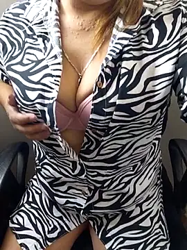 Snapshot of Laura-Hernandez chatting on February 2026 03:21:01 PM Laura-Hernandez online show from February 2026 03:21:01 PM