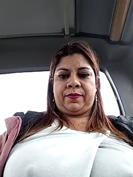 Laura-Hernandez online show from May 2026 03:44:02 PM