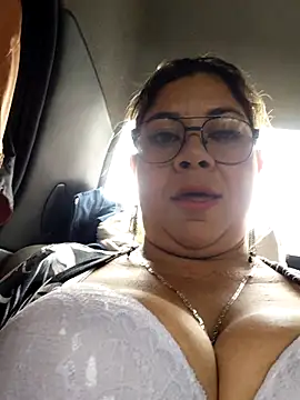 Snapshot of Laura-Hernandez chatting on January 2026 05:27:02 PM Laura-Hernandez online show from January 2026 05:27:02 PM