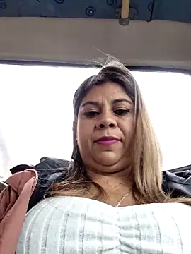 Snapshot of Laura-Hernandez chatting on November 2025 02:39:01 PM Laura-Hernandez online show from November 2025 02:39:01 PM