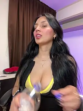 Snapshot of Valentina_cartier chatting on November 2025 11:52:02 PM Valentina cartier online show from November 2025 11:52:02 PM