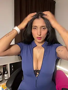 Snapshot of Valentina_cartier chatting on September 2025 10:58:02 PM Valentina cartier online show from September 2025 10:58:02 PM