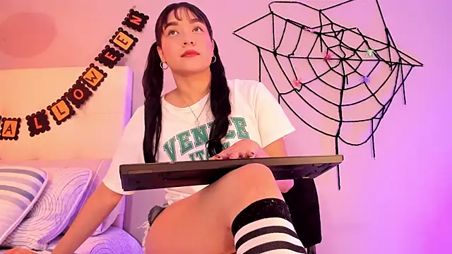 Snapshot of Maia_W10 chatting on October 2025 12:36:01 PM Maia W10 online show from October 2025 12:36:01 PM