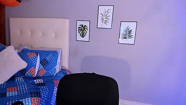 Snapshot of Maia_W10 chatting on November 2025 12:19:01 PM Maia W10 online show from November 2025 12:19:01 PM