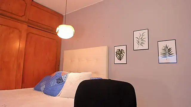 Snapshot of Maia_W10 chatting on November 2025 12:20:02 PM Maia W10 online show from November 2025 12:20:02 PM