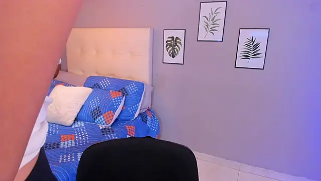 Snapshot of Maia_W10 chatting on November 2025 12:31:02 PM Maia W10 online show from November 2025 12:31:02 PM