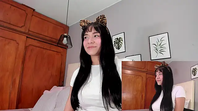 Snapshot of Maia_W10 chatting on October 2025 12:37:02 PM Maia W10 online show from October 2025 12:37:02 PM