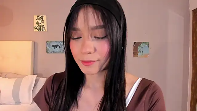 Snapshot of Maia_W10 chatting on April 2026 12:25:02 PM Maia W10 online show from April 2026 12:25:02 PM