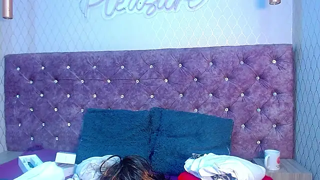 VALENTINA3x online show from November 2025 03:44:01 AM