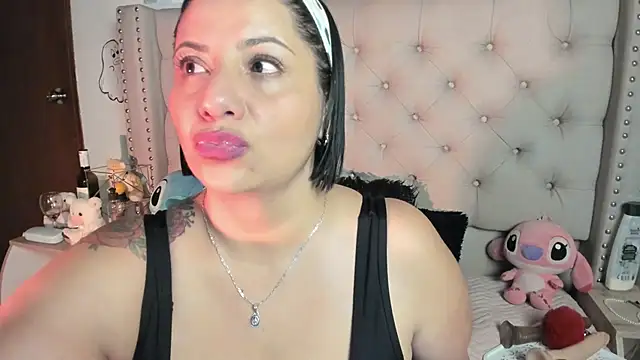 Snapshot of AngeleRoux chatting on October 2025 06:37:02 AM AngeleRoux online show from October 2025 06:37:02 AM