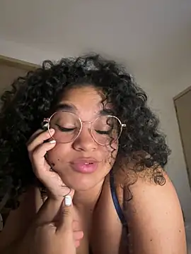 Snapshot of Lucy_wilson5 chatting on February 2025 09:44:02 AM Lucy wilson5 online show from February 2025 09:44:02 AM