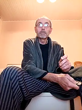 Snapshot of BesterJunge45 chatting on November 2025 06:57:01 AM BesterJunge45 online show from November 2025 06:57:01 AM