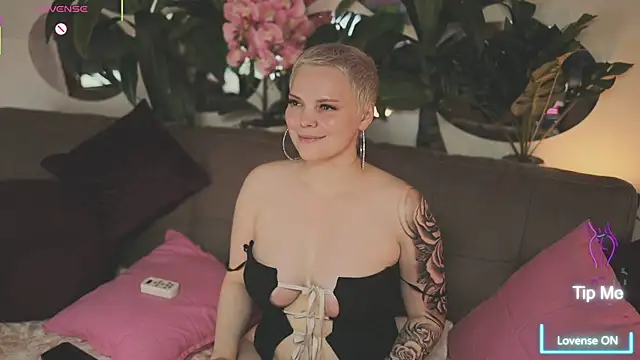 LikaBerry1 online show from October 2025 07:43:01 AM