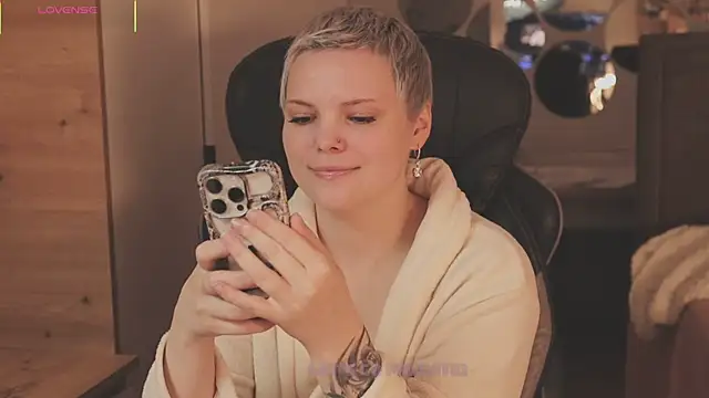 LikaBerry1 online show from December 2025 01:10:02 PM