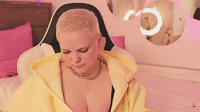 LikaBerry1 online show from February 2026 12:38:02 PM