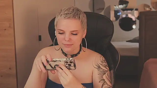 LikaBerry1 online show from November 2025 01:33:02 PM