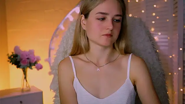 Snapshot of DeboraLarson chatting on September 2025 03:40:02 AM DeboraLarson online show from September 2025 03:40:02 AM