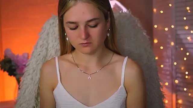 Snapshot of DeboraLarson chatting on September 2025 04:07:02 AM DeboraLarson online show from September 2025 04:07:02 AM