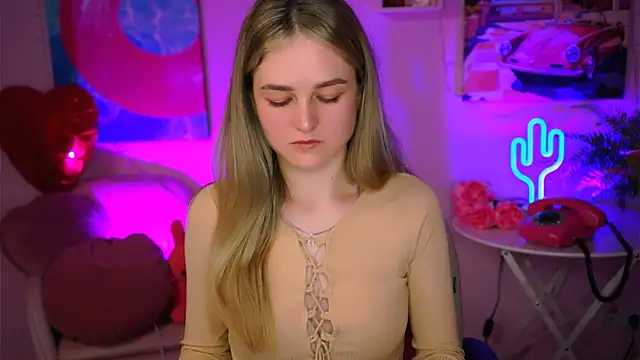 Snapshot of DeboraLarson chatting on March 2025 04:19:01 AM DeboraLarson online show from March 2025 04:19:01 AM