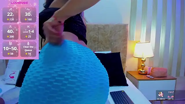 ashley  foxx  online show from October 2025 01:56:02 PM