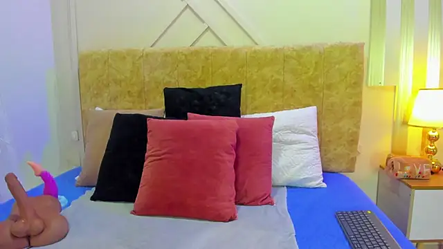 ashley  foxx  online show from October 2025 01:54:02 PM