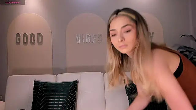 StacyWoods online show from April 2026 11:04:01 AM