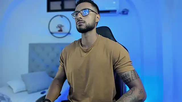 LiamGarcia1 online show from February 2025 01:33:02 PM
