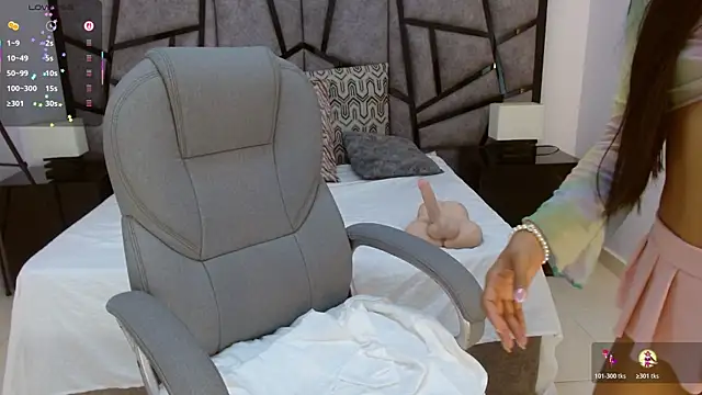 sussy leon online show from February 2026 12:04:01 PM