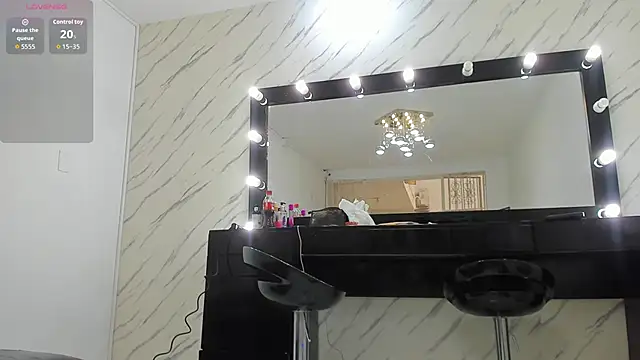 ElisabethMassey online show from December 2025 03:28:04 PM