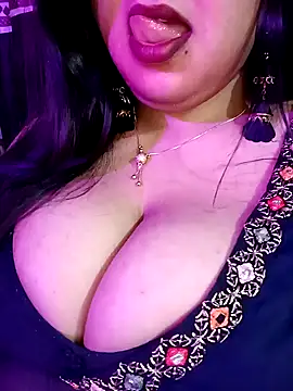 Snapshot of Suhanakhan00 chatting on February 2025 06:13:02 PM Suhanakhan00 online show from February 2025 06:13:02 PM