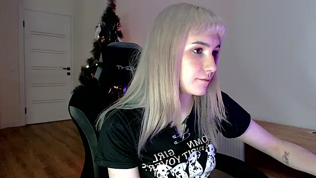 Snapshot of Princess_Shy___ chatting on February 2025 05:42:01 PM Princess Shy online show from February 2025 05:42:01 PM
