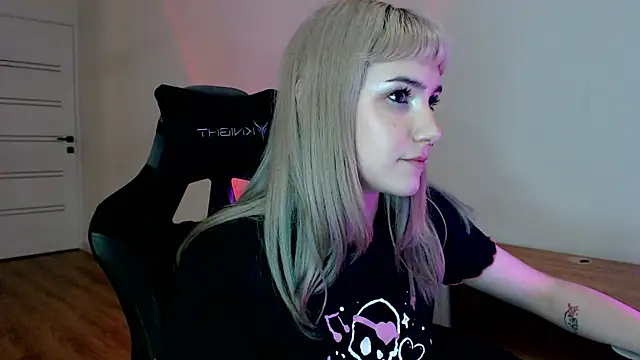 Snapshot of Princess_Shy___ chatting on February 2025 03:43:02 PM Princess Shy online show from February 2025 03:43:02 PM