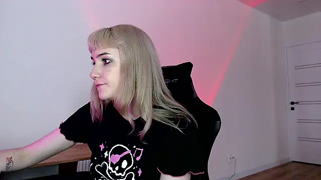 Snapshot of Princess_Shy___ chatting on March 2025 02:17:01 PM Princess Shy online show from March 2025 02:17:01 PM