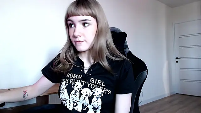 Snapshot of Princess_Shy___ chatting on March 2025 02:01:02 PM Princess Shy online show from March 2025 02:01:02 PM