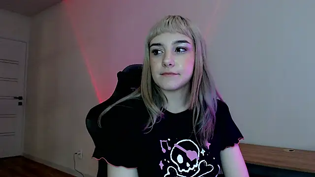 Snapshot of Princess_Shy___ chatting on February 2025 06:48:02 PM Princess Shy online show from February 2025 06:48:02 PM
