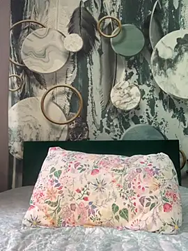 Laura Millf online show from February 2026 02:06:01 PM