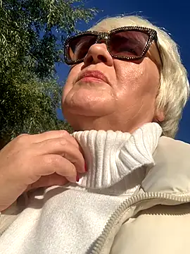 Snapshot of Laura_Millf chatting on October 2025 09:32:02 AM Laura Millf online show from October 2025 09:32:02 AM