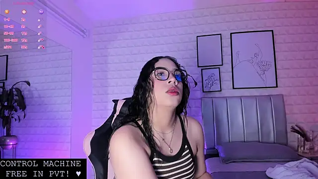 Snapshot of Lizzie-Evans chatting on June 2026 12:05:01 PM Lizzie-Evans online show from June 2026 12:05:01 PM