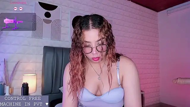 Snapshot of Lizzie-Evans chatting on June 2026 12:10:02 PM Lizzie-Evans online show from June 2026 12:10:02 PM